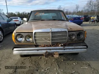 1983 Mercedes-Benz 300 D with VIN WDBAB33A1DB032601, listed as a Copart auction lot 82419003 with 330,483 mi miles and Non Repairable. Bid and sale history available at carsss.com. Image 5.