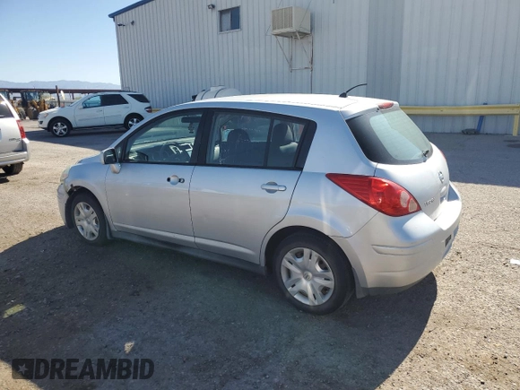 2010 Nissan Versa S z VIN 3N1BC1CP4AL380966, wystawiony jako Copart lot #66180935 z przebiegiem 166 770 mil mil oraz Czysty tytuł • Clean title. Historia ofert i sprzedaży dostępna na DreamBid. Obrazek 2.