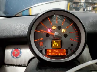 2010 MINI Hardtop z VIN WMWMF3C55ATZ67130, wystawiony jako Copart lot #51225575 z przebiegiem 200 279 mil mil oraz Szkoda całkowita • Salvage title. Historia ofert i sprzedaży dostępna na DreamBid. Obrazek 9.