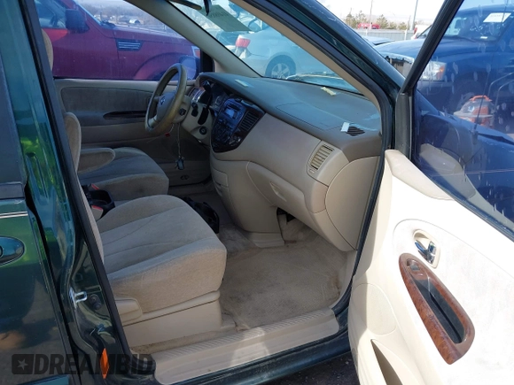 2000 Mazda MPV DX with VIN JM3LW28G0Y0102748, listed as a IAAI auction lot 41408850 with 281,995 mi miles. Bid and sale history available at carsss.com. Image 5.