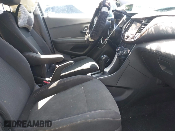 2020 Chevrolet Trax LS z VIN 3GNCJKSB4LL231860, wystawiony jako IAAI lot #42236291 z przebiegiem Nie podano mil oraz . Historia ofert i sprzedaży dostępna na DreamBid. Obrazek 5.