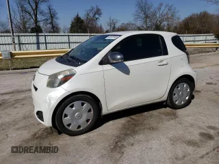 2013 Scion iQ z VIN JTNJJXB07DJ025920, wystawiony jako Copart lot #48676745 z przebiegiem 143 294 mil mil oraz Czysty tytuł • Clean title. Historia ofert i sprzedaży dostępna na DreamBid. Obrazek 1.