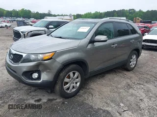 2013 Kia Sorento LX z VIN 5XYKT3A68DG386493, wystawiony jako IAAI lot #42102477 z przebiegiem 196 351 mil mil oraz . Historia ofert i sprzedaży dostępna na DreamBid. Obrazek 2.