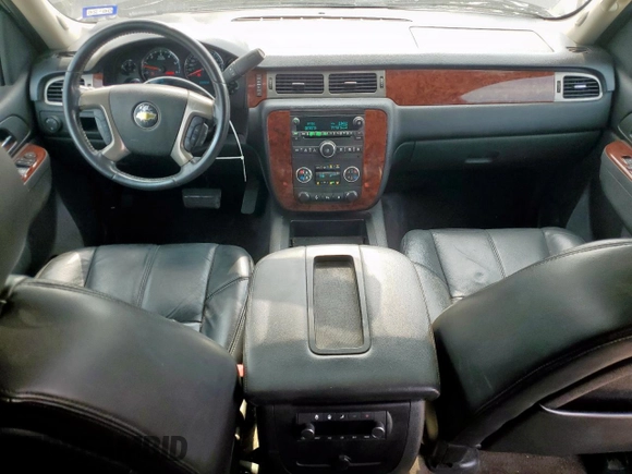2011 Chevrolet Tahoe LT z VIN 1GNSCBE05BR155119, wystawiony jako Copart lot #57783155 z przebiegiem 142 297 mil mil oraz Szkoda całkowita • Salvage title. Historia ofert i sprzedaży dostępna na DreamBid. Obrazek 8.