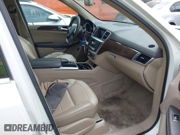2012 Mercedes-Benz M ML 350 with VIN 4JGDA5HB1CA063846, listed as a IAAI auction lot 42032560 with 175,946 mi miles. Bid and sale history available at carsss.com. Image 5.