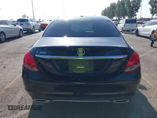 2018 Mercedes-Benz C 300 z VIN 55SWF4JB4JU273394, wystawiony jako IAAI lot #42497154 z przebiegiem 55 606 mil mil oraz . Historia ofert i sprzedaży dostępna na DreamBid. Obrazek 16.