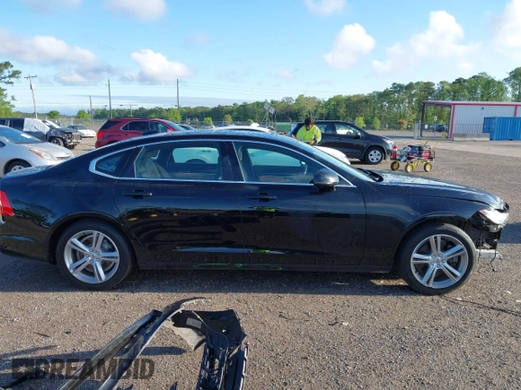 2018 Volvo S90 Momentum with VIN LVY982AK2JP023132, listed as a IAAI auction lot 41977080 with 98,514 mi miles. Bid and sale history available at carsss.com. Image 13.