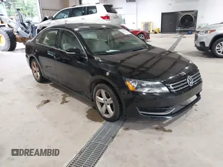 2013 Volkswagen Passat SE z VIN 1VWBH7A35DC134295, wystawiony jako IAAI lot #42358750 z przebiegiem 144 732 mil mil oraz . Historia ofert i sprzedaży dostępna na DreamBid. Obrazek 1.
