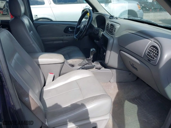 2007 Chevrolet TrailBlazer LT with VIN 1GNDT13S772215411, listed as a IAAI auction lot 41883115 with 221,815 mi miles. Bid and sale history available at carsss.com. Image 5.