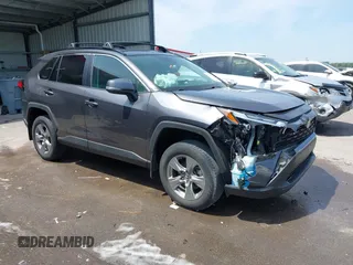 2022 Toyota RAV4 XLE z VIN 2T3P1RFVXNC303200, wystawiony jako IAAI lot #42460059 z przebiegiem 34 131 mil mil oraz . Historia ofert i sprzedaży dostępna na DreamBid. Obrazek 1.