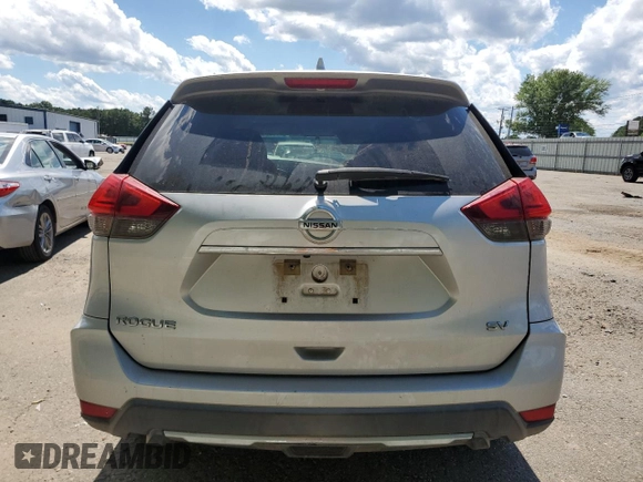 2017 Nissan Rogue SV z VIN KNMAT2MT1HP524868, wystawiony jako Copart lot #55828665 z przebiegiem 189 223 mil mil oraz Szkoda całkowita • Salvage title. Historia ofert i sprzedaży dostępna na DreamBid. Obrazek 6.