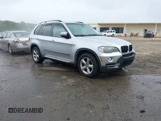 2008 BMW X5 3.0si z VIN 5UXFE43518L036315, wystawiony jako IAAI lot #42424578 z przebiegiem 130 744 mil mil oraz . Historia ofert i sprzedaży dostępna na DreamBid. Obrazek 1.