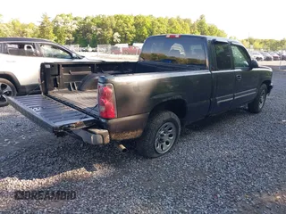 2005 Chevrolet Silverado 1500 LS z VIN 2GCEC19V551250024, wystawiony jako IAAI lot #42357909 z przebiegiem 166 305 mil mil oraz . Historia ofert i sprzedaży dostępna na DreamBid. Obrazek 4.