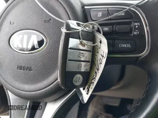 2018 Kia Optima EX z VIN 5XXGU4L39JG237859, wystawiony jako IAAI lot #42050417 z przebiegiem 89 066 mil mil oraz . Historia ofert i sprzedaży dostępna na DreamBid. Obrazek 11.