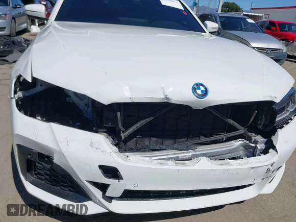 2023 BMW 5 Series 530e z VIN WBA13AG02PCM85786, wystawiony jako IAAI lot #41830816 z przebiegiem 44 695 mil mil oraz . Historia ofert i sprzedaży dostępna na DreamBid. Obrazek 6.