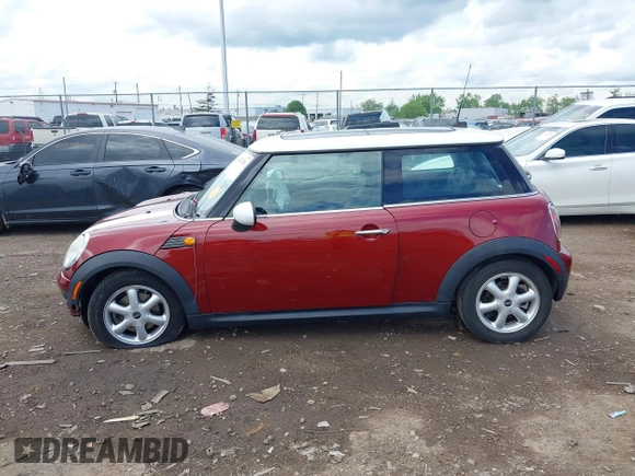 2009 MINI Hardtop z VIN WMWMF33599TW72771, wystawiony jako IAAI lot #42225326 z przebiegiem 94 014 mil mil oraz . Historia ofert i sprzedaży dostępna na DreamBid. Obrazek 14.