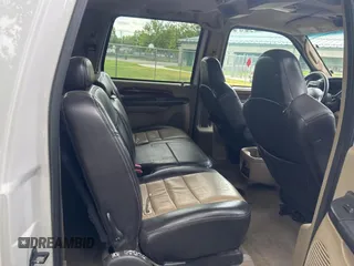 2005 Ford Excursion Eddie Bauer z VIN 1FMNU45S55ED43971, wystawiony jako Copart lot #62346055 z przebiegiem 216 668 mil mil oraz Czysty tytuł • Clean title. Historia ofert i sprzedaży dostępna na DreamBid. Obrazek 6.
