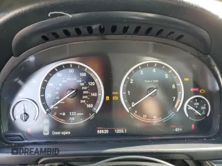 2013 BMW 5 Series 550i xDrive z VIN WBAFU9C59DDY72859, wystawiony jako Copart lot #56211465 z przebiegiem 98 620 mil mil oraz Szkoda całkowita • Salvage title. Historia ofert i sprzedaży dostępna na DreamBid. Obrazek 9.