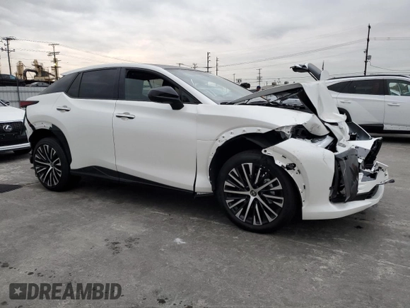 2023 Lexus RZ 450e Premium z VIN JTJAAAAB5PA009849, wystawiony jako Copart lot #81161103 z przebiegiem 4056 mil mil oraz . Historia ofert i sprzedaży dostępna na DreamBid. Obrazek 4.