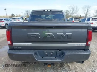 2018 Ram 2500 Limited z VIN 3C6UR5GL6JG213351, wystawiony jako IAAI lot #42109411 z przebiegiem 163 456 mil mil oraz . Historia ofert i sprzedaży dostępna na DreamBid. Obrazek 17.