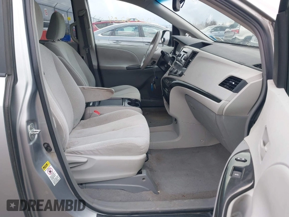 2011 Toyota Sienna LE AAS with VIN 5TDKK3DC8BS051934, listed as a IAAI auction lot 42040204 with 207,863 mi miles. Bid and sale history available at carsss.com. Image 5.