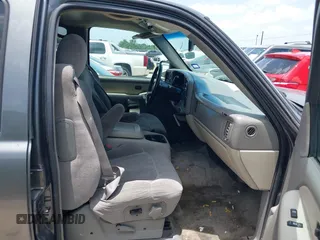 2002 Chevrolet Tahoe LS z VIN 1GNEC13ZX2R135330, wystawiony jako IAAI lot #42526127 z przebiegiem 277 208 mil mil oraz . Historia ofert i sprzedaży dostępna na DreamBid. Obrazek 5.