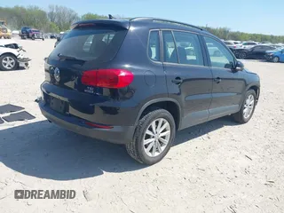 2017 Volkswagen Tiguan S z VIN WVGBV7AX8HK049943, wystawiony jako IAAI lot #42055240 z przebiegiem 113 330 mil mil oraz . Historia ofert i sprzedaży dostępna na DreamBid. Obrazek 4.