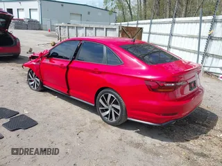 2019 Volkswagen Jetta GLI S z VIN 3VW6T7BU3KM255295, wystawiony jako IAAI lot #42173746 z przebiegiem 63 526 mil mil oraz . Historia ofert i sprzedaży dostępna na DreamBid. Obrazek 3.