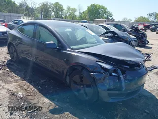 2023 Tesla Model 3 z VIN 5YJ3E1EA6PF403479, wystawiony jako IAAI lot #42006154 z przebiegiem 54 021 mil mil oraz . Historia ofert i sprzedaży dostępna na DreamBid. Obrazek 1.