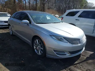 2015 Lincoln MKZ z VIN 3LN6L2G9XFR607285, wystawiony jako IAAI lot #41572389 z przebiegiem 138 899 mil mil oraz . Historia ofert i sprzedaży dostępna na DreamBid. Obrazek 1.
