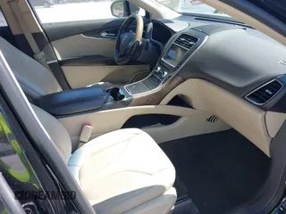 2017 Lincoln MKX Select z VIN 2LMPJ6KR4HBL48601, wystawiony jako IAAI lot #42029348 z przebiegiem 113 965 mil mil oraz . Historia ofert i sprzedaży dostępna na DreamBid. Obrazek 5.