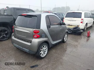 2009 Smart fortwo Pure z VIN WMEEJ31X49K226366, wystawiony jako IAAI lot #42430117 z przebiegiem 107 962 mil mil oraz . Historia ofert i sprzedaży dostępna na DreamBid. Obrazek 4.