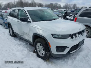 2024 Jeep Grand Cherokee Laredo z VIN 1C4RJHAG3RC141834, wystawiony jako IAAI lot #41668372 z przebiegiem 13 186 mil mil oraz . Historia ofert i sprzedaży dostępna na DreamBid. Obrazek 1.