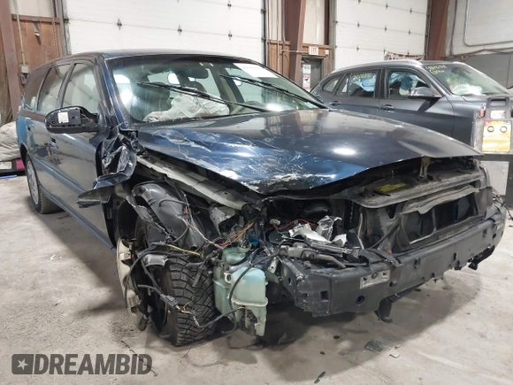 2002 Volvo V70 with VIN YV1SW61R721181578, listed as a IAAI auction lot 41620282 with 260,803 mi miles. Bid and sale history available at carsss.com. Image 6.