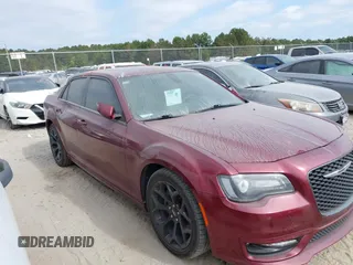 2020 Chrysler 300 S z VIN 2C3CCABT0LH233849, wystawiony jako IAAI lot #40689077 z przebiegiem 77 405 mil mil oraz . Historia ofert i sprzedaży dostępna na DreamBid. Obrazek 13.