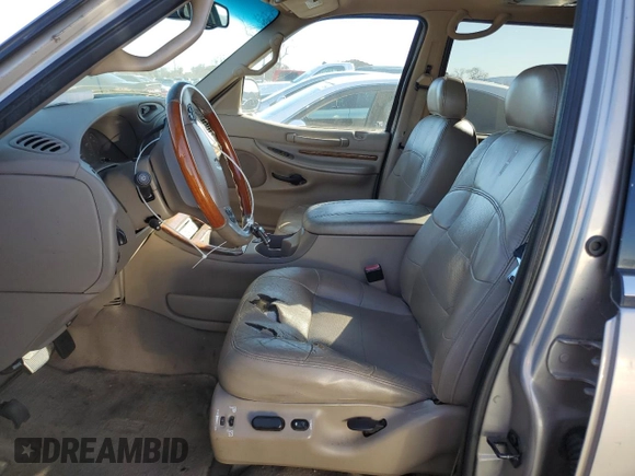 2001 Lincoln Navigator z VIN 5LMFU28R51LJ29728, wystawiony jako Copart lot #87147514 z przebiegiem 175 837 mil mil oraz Czysty tytuł • Clean title. Historia ofert i sprzedaży dostępna na DreamBid. Obrazek 7.