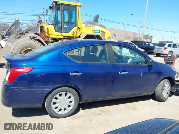 2019 Nissan Versa SV z VIN 3N1CN7AP2KL842799, wystawiony jako IAAI lot #42051006 z przebiegiem 123 075 mil mil oraz . Historia ofert i sprzedaży dostępna na DreamBid. Obrazek 13.