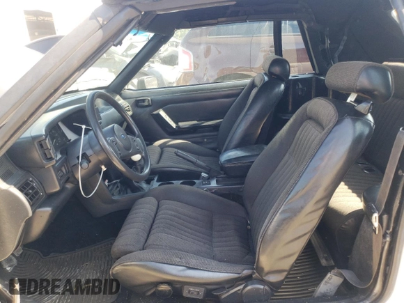 1988 Ford Mustang z VIN 1FABP44E6JF232186, wystawiony jako Copart lot #70489364 z przebiegiem 264 591 mil mil oraz Szkoda całkowita • Salvage title. Historia ofert i sprzedaży dostępna na DreamBid. Obrazek 7.