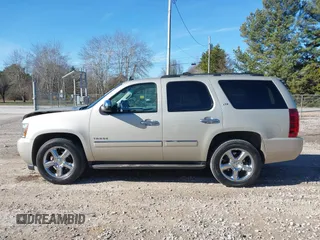 2014 Chevrolet Tahoe LTZ z VIN 1GNSCCE05ER223171, wystawiony jako IAAI lot #41329685 z przebiegiem 150 328 mil mil oraz . Historia ofert i sprzedaży dostępna na DreamBid. Obrazek 14.
