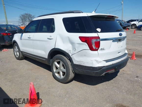 2018 Ford Explorer XLT z VIN 1FM5K7D85JGC71116, wystawiony jako IAAI lot #41901774 z przebiegiem 68 957 mil mil oraz . Historia ofert i sprzedaży dostępna na DreamBid. Obrazek 3.