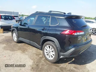 2024 Toyota Corolla Cross LE z VIN 7MUCAAAG8RV083172, wystawiony jako IAAI lot #42049180 z przebiegiem 26 642 mil mil oraz . Historia ofert i sprzedaży dostępna na DreamBid. Obrazek 3.