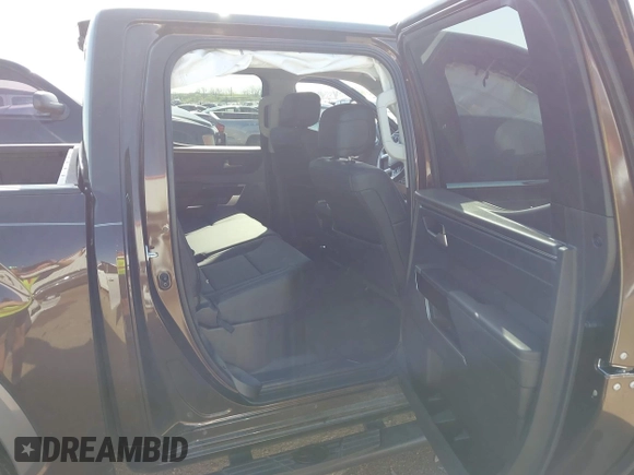 2024 Toyota Tundra Limited z VIN 5TFJA5DB9RX156634, wystawiony jako IAAI lot #41999055 z przebiegiem 29 692 mil mil oraz . Historia ofert i sprzedaży dostępna na DreamBid. Obrazek 8.