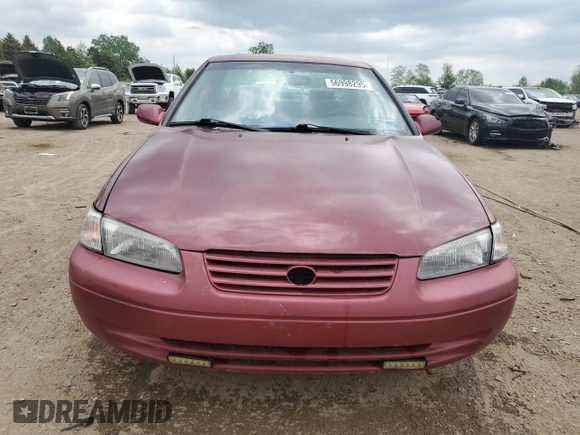 1998 Toyota Camry LE z VIN JT2BG22K6W0179063, wystawiony jako Copart lot #56998295 z przebiegiem 251 129 mil mil oraz Szkoda całkowita • Salvage title. Historia ofert i sprzedaży dostępna na DreamBid. Obrazek 5.