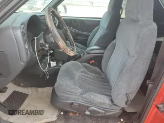2000 Chevrolet Blazer LS z VIN 1GNCT18W8YK155812, wystawiony jako Copart lot #77315424 z przebiegiem 151 418 mil mil oraz Czysty tytuł • Clean title. Historia ofert i sprzedaży dostępna na DreamBid. Obrazek 7.