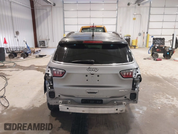 2018 Jeep Compass Latitude with VIN 3C4NJCBB3JT408614, listed as a IAAI auction lot 41301493 with 92,647 mi miles. Bid and sale history available at carsss.com. Image 17.