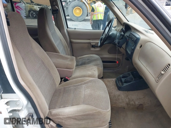 1998 Ford Explorer XL z VIN 1FMZU32E6WZB42875, wystawiony jako IAAI lot #41904223 z przebiegiem 265 981 mil mil oraz . Historia ofert i sprzedaży dostępna na DreamBid. Obrazek 5.