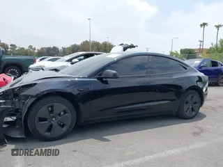 2023 Tesla Model 3 z VIN 5YJ3E1EAXPF604916, wystawiony jako IAAI lot #42461640 z przebiegiem 28 123 mil mil oraz . Historia ofert i sprzedaży dostępna na DreamBid. Obrazek 15.