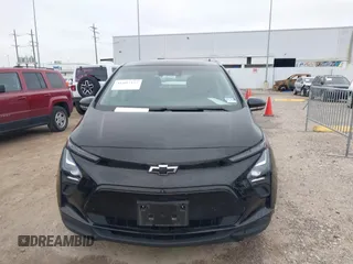2023 Chevrolet Bolt EV 2LT z VIN 1G1FX6S02P4143467, wystawiony jako IAAI lot #41607322 z przebiegiem 95 398 mil mil oraz . Historia ofert i sprzedaży dostępna na DreamBid. Obrazek 12.