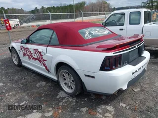 2002 Ford Mustang GT Deluxe z VIN 1FAFP45X62F165902, wystawiony jako IAAI lot #41814507 z przebiegiem 129 528 mil mil oraz . Historia ofert i sprzedaży dostępna na DreamBid. Obrazek 3.