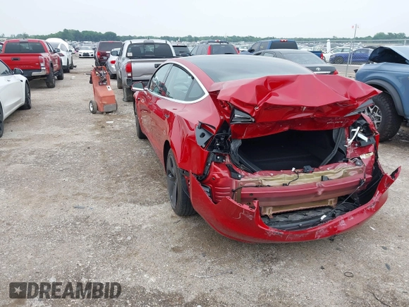 2018 Tesla Model 3 Long Range Battery z VIN 5YJ3E1EB8JF119898, wystawiony jako IAAI lot #42297445 z przebiegiem 29 555 mil mil oraz . Historia ofert i sprzedaży dostępna na DreamBid. Obrazek 3.